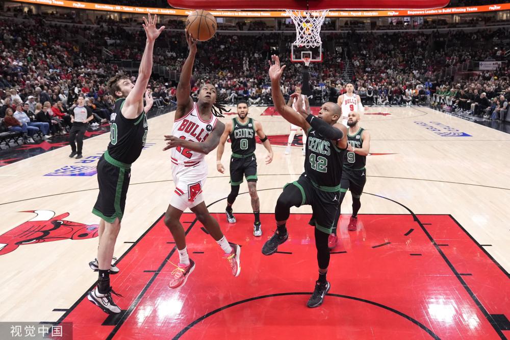 张玉宁在对 张玉宁在对